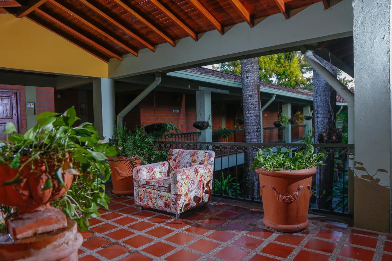 Hotel Y Restaurante Meson Del Gitano Caucasia Exterior photo