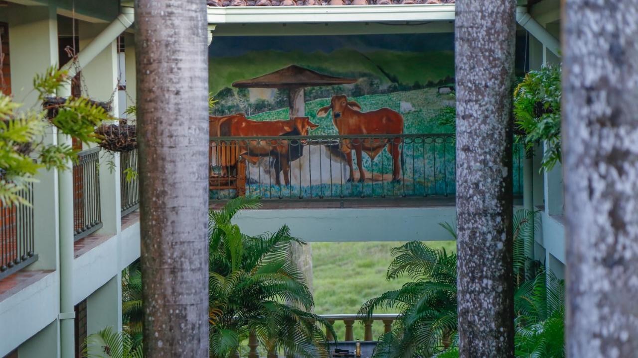 Hotel Y Restaurante Meson Del Gitano Caucasia Exterior photo
