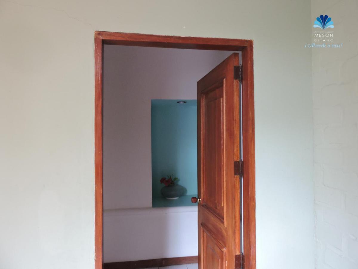 Hotel Y Restaurante Meson Del Gitano Caucasia Room photo